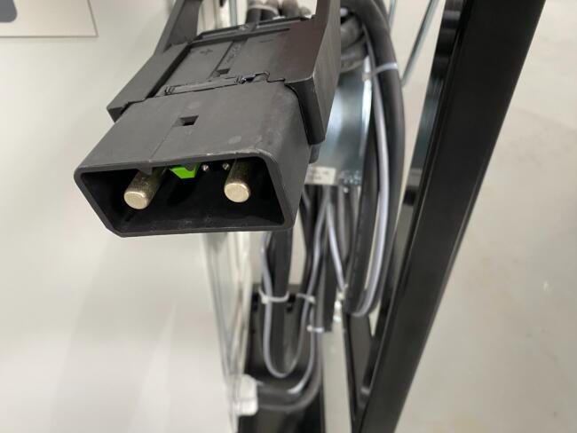 1 Giant High-Frequency-Charger (Snellader) IP54 48V/300A + transportkast VK9161 | Overige | Diversen