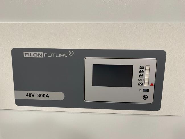 1 Giant High-Frequency-Charger (Snellader) IP54 48V/300A + transportkast VK9161 | Overige | Diversen